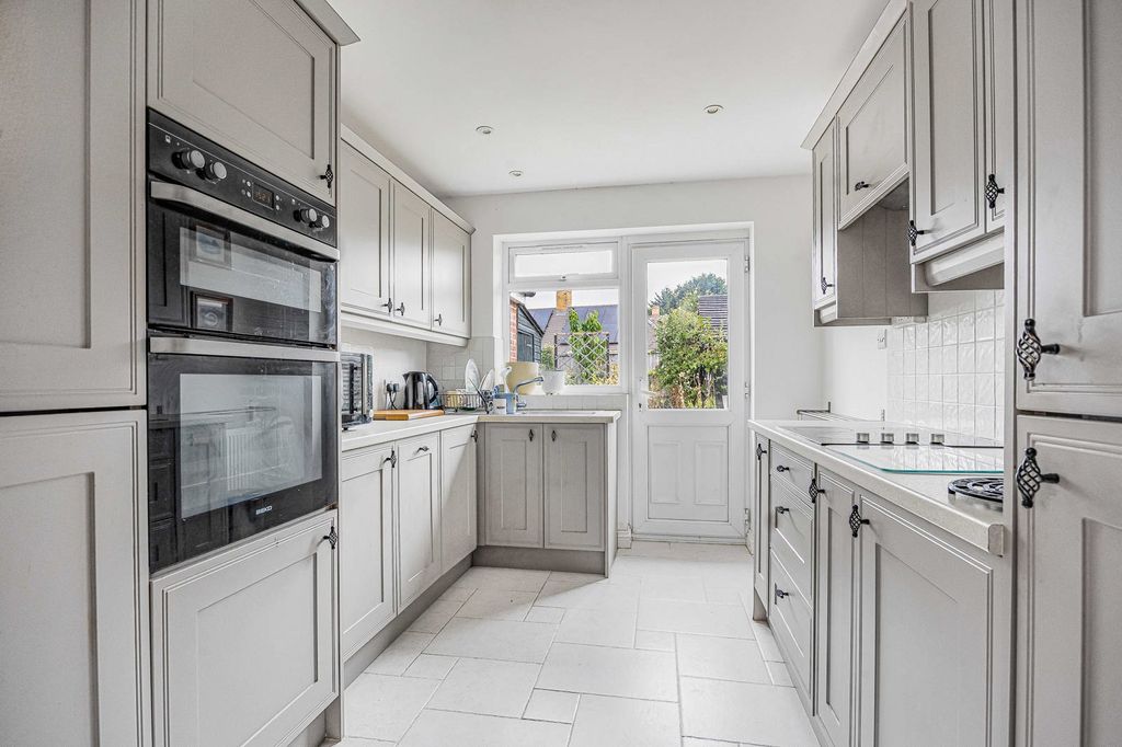 Property photo 2 of 11 Kitchen