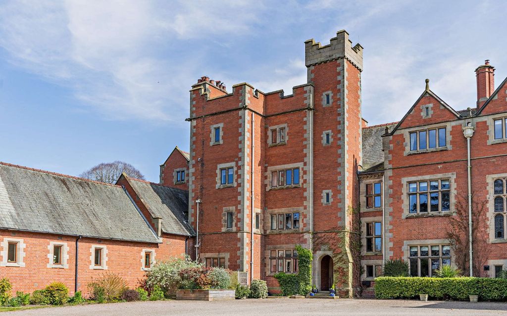 Property photo 1 of 34 Front Aspect