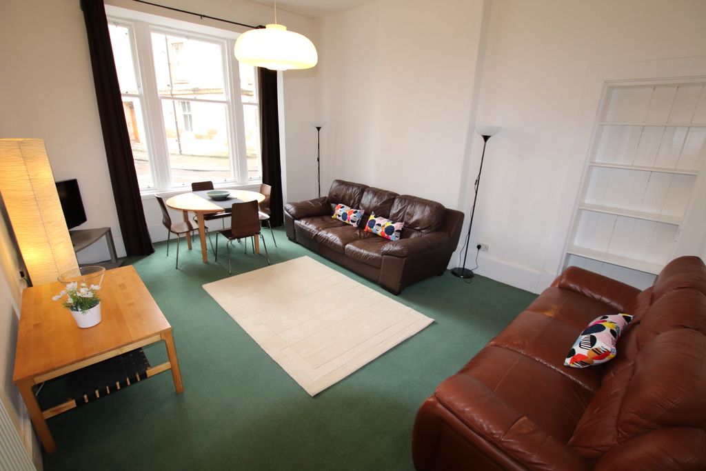 Property photo 2 of 7 Livingroom