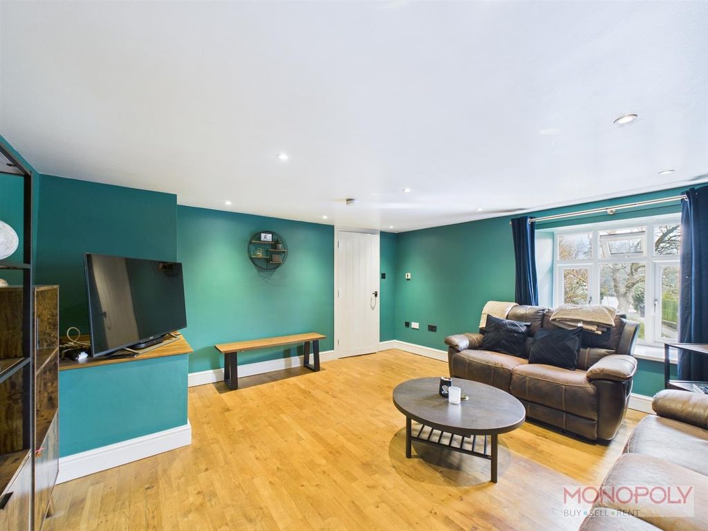 Property photo 3 of 9 Lounge