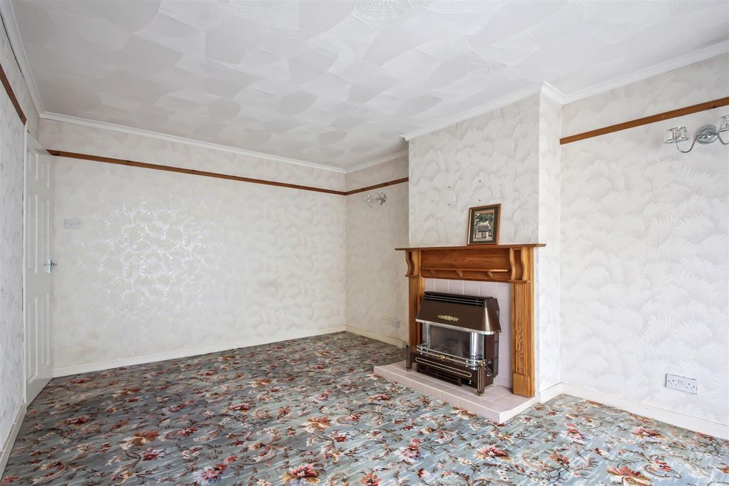 Property photo 3 of 17 Oakcroft Gardens 96-008.Jpg