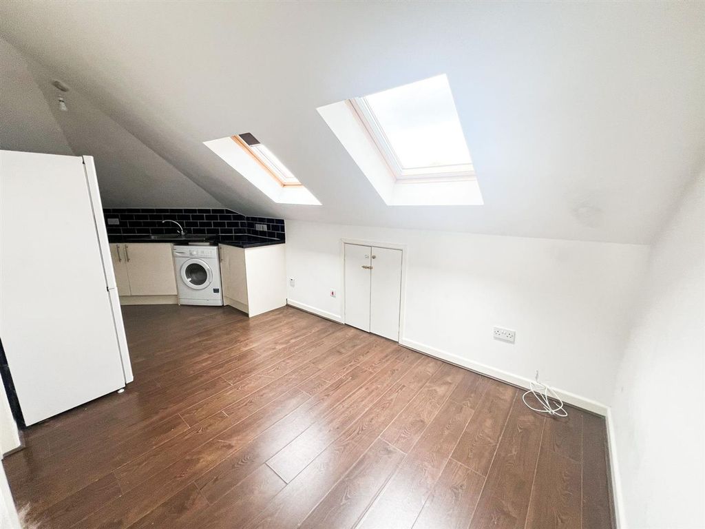 Property photo 2 of 5 Carr Rd E17