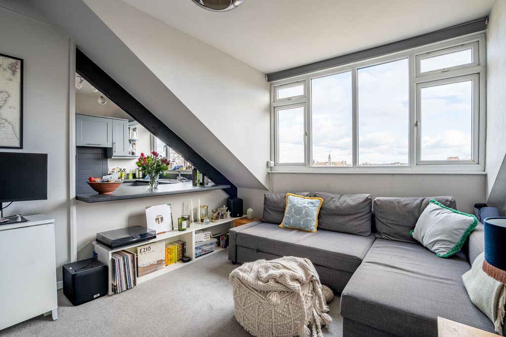 Property photo 3 of 11 Living Room