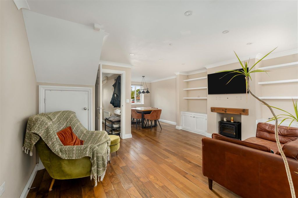 Property photo 2 of 18 1 Pinson Close, Little Bourton-5.Jpg