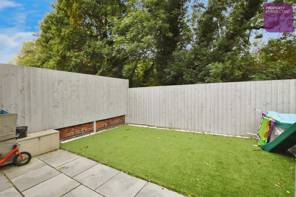 Property photo 2 of 11 Gardens