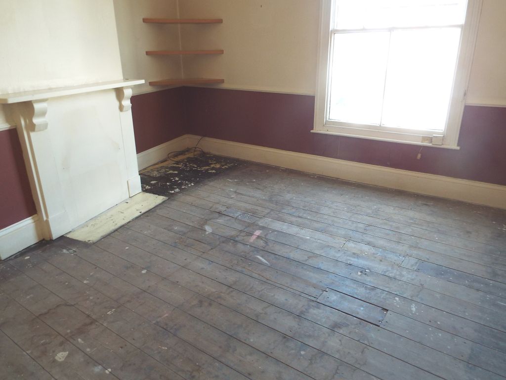 Property photo 3 of 24 First Floor Flat 71 Park Road - Lounge