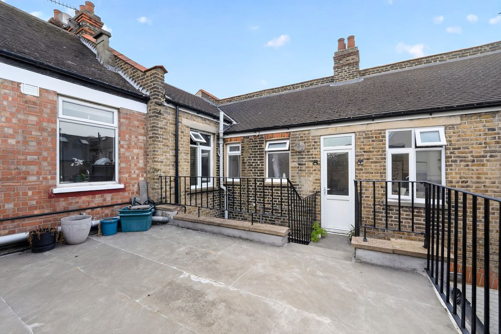 Property photo 1 of 18 mc-King-1034300-14