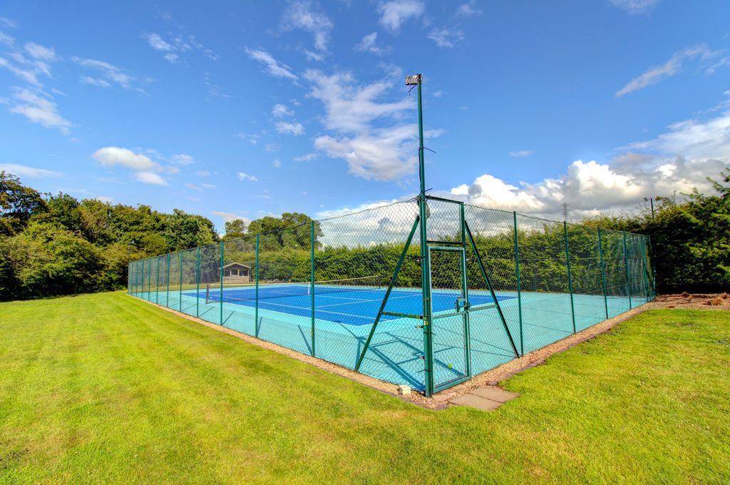 Property photo 2 of 45 Tennis Court Exterior