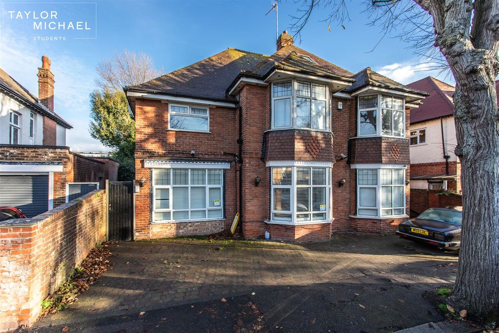 Property photo 1 of 14 External