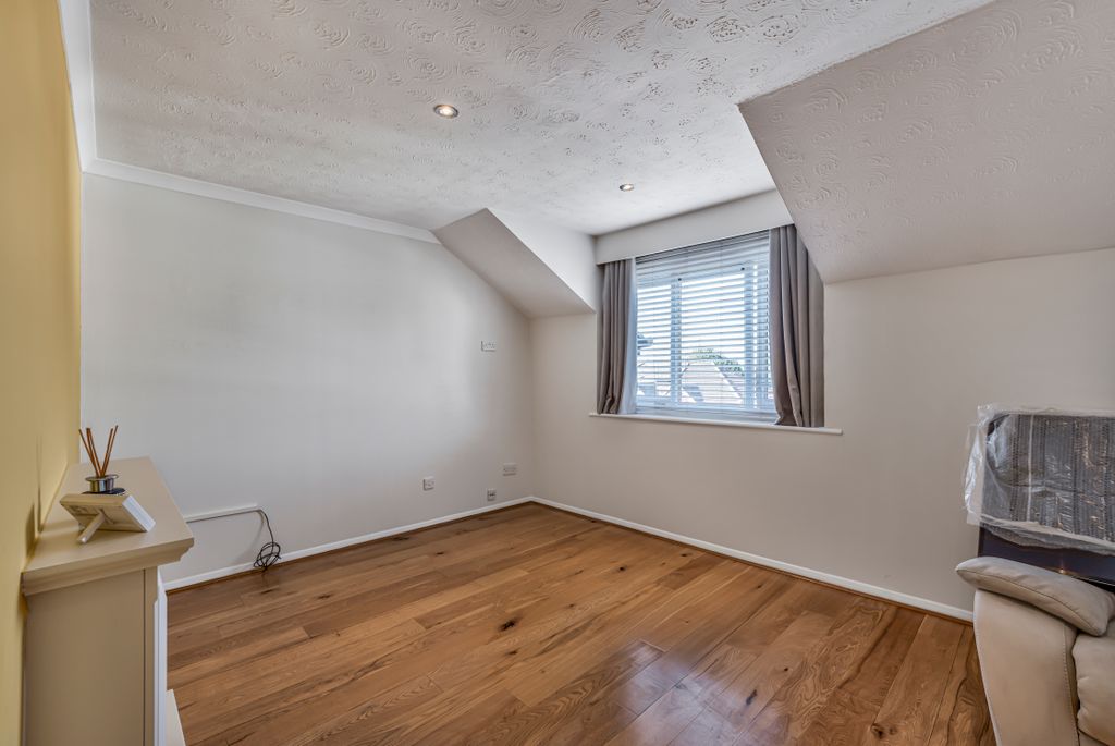 Property photo 3 of 7 Flat_17__Carisbrooke_Court-10