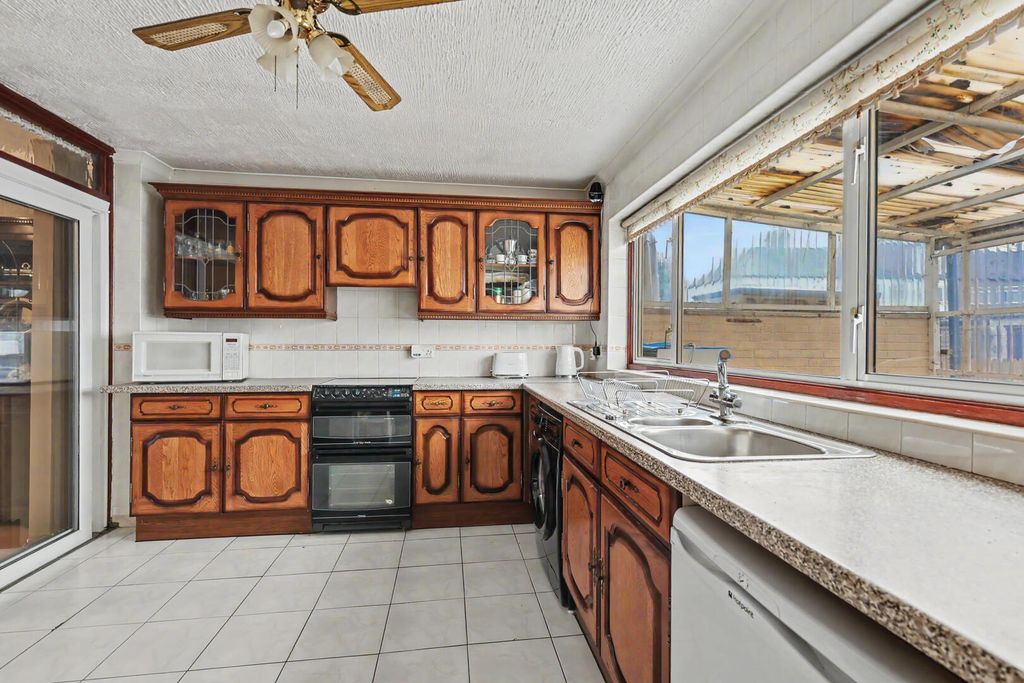 Property photo 3 of 23 Kitchen