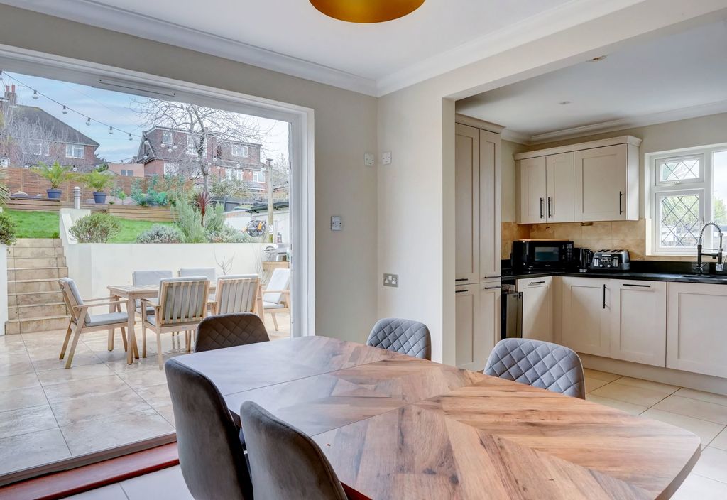 Property photo 3 of 27