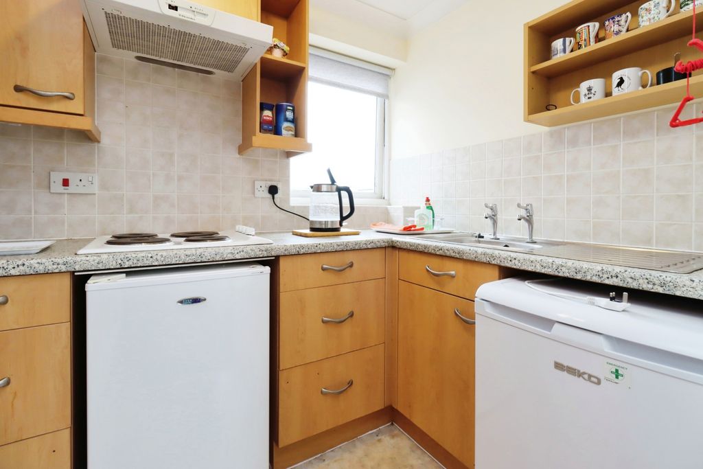 Property photo 3 of 10 Kitchen