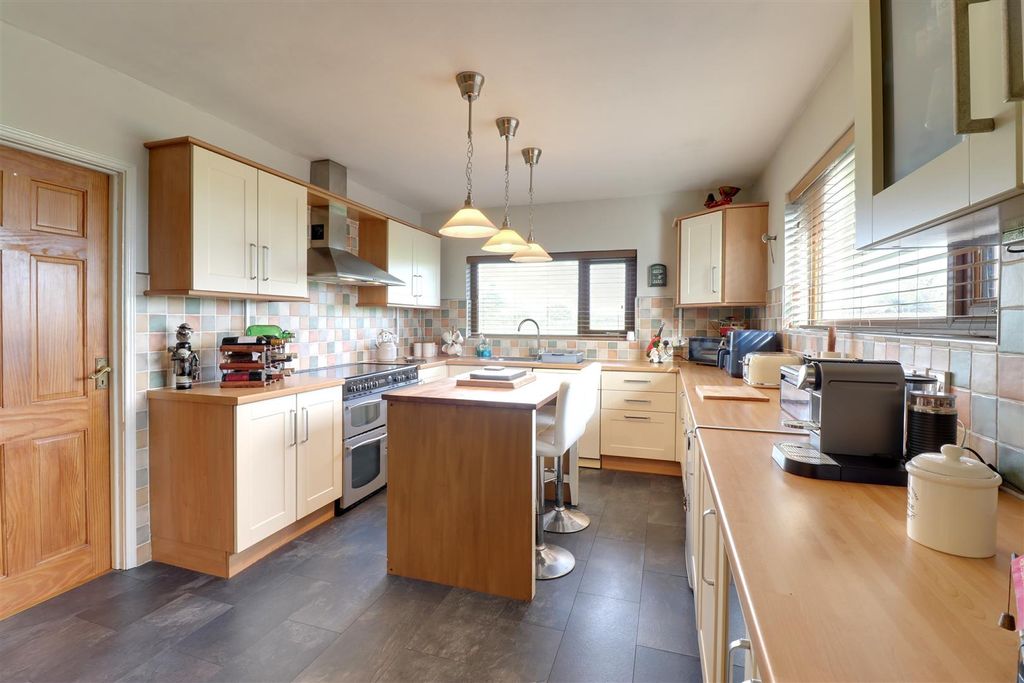 Property photo 3 of 29 Kitchen/Diner