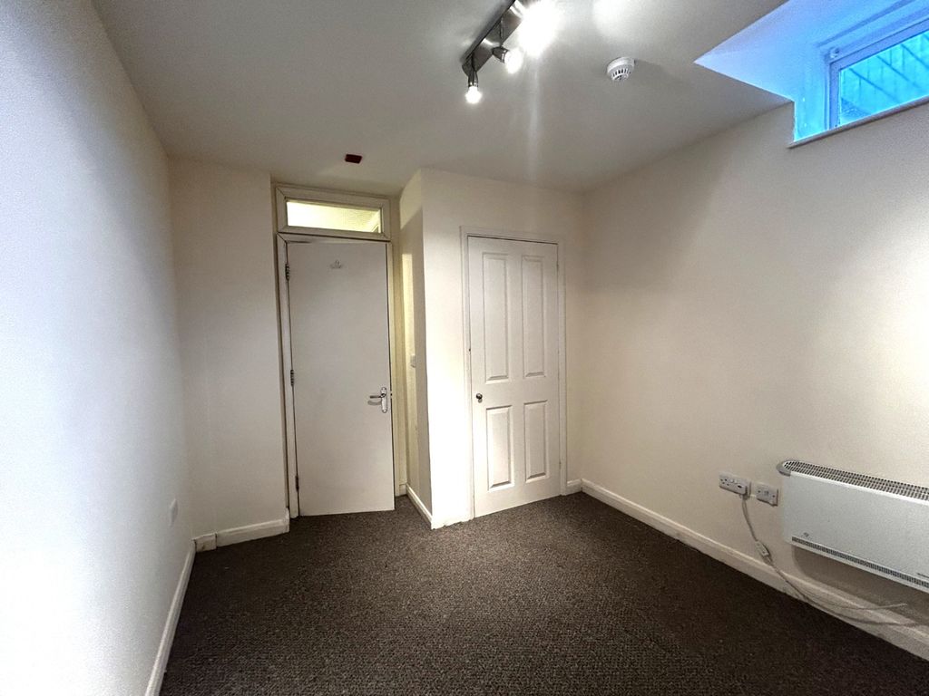 Property photo 3 of 8 4891402