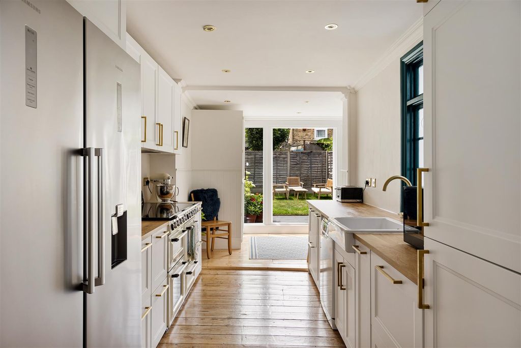 Property photo 3 of 31 Selby Road, E11