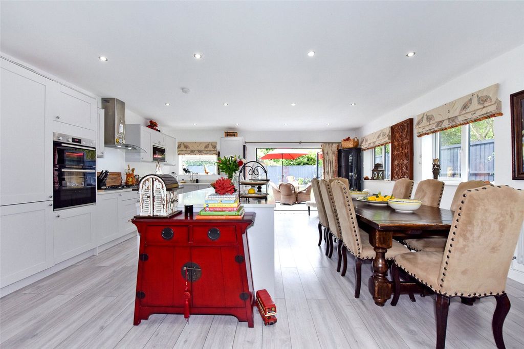 Property photo 3 of 10 Kitchen/Dining Room
