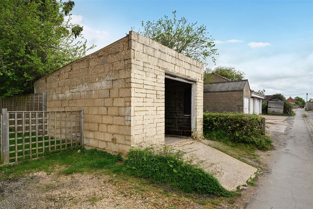 Property photo 3 of 24 12 Argyle Street, Swindon, Wiltshire Sn2 8Ar | Fre