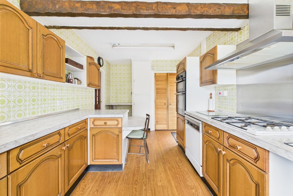 Property photo 3 of 18 Kitchen
