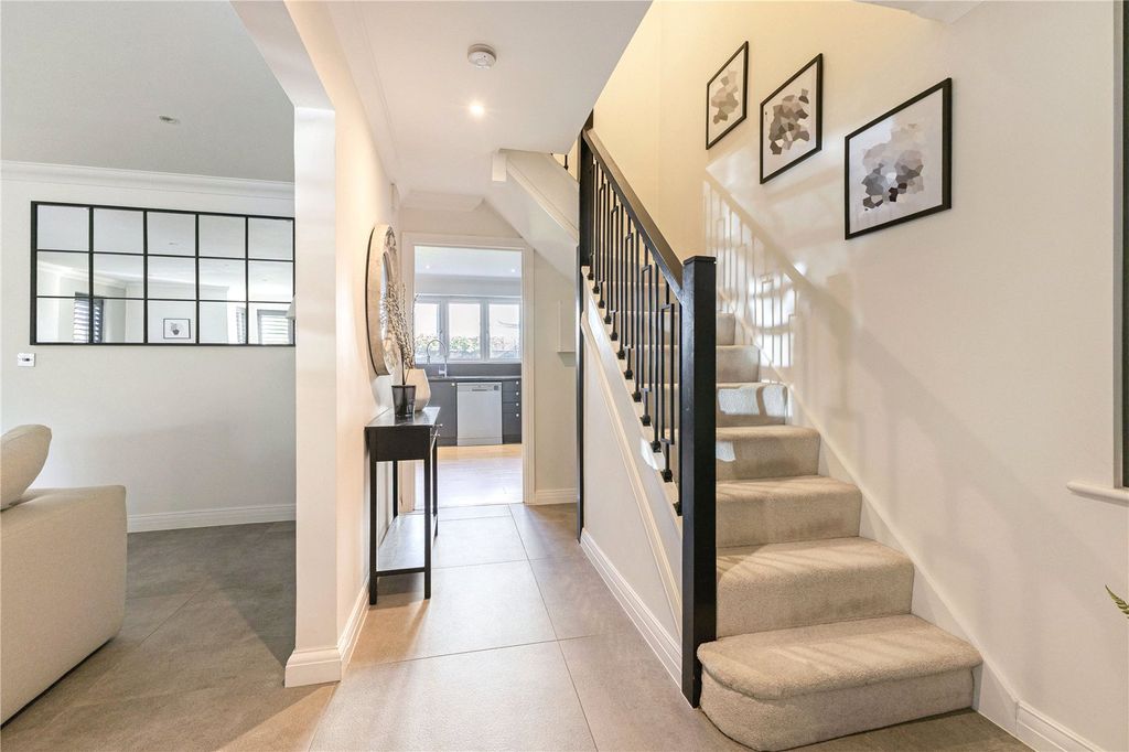 Property photo 2 of 18 Entrance Hall