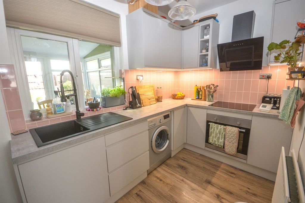 Property photo 2 of 11 Kitchen