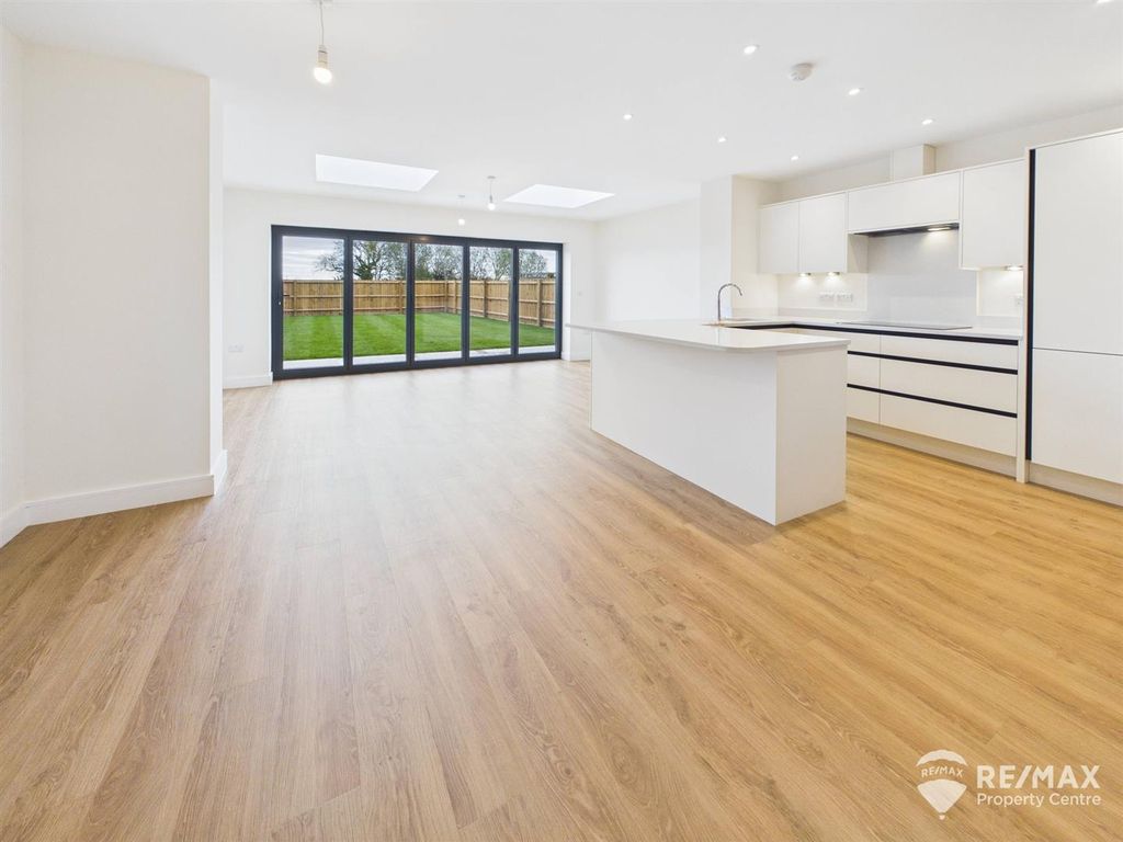 Property photo 3 of 24 Family Room.Jpg