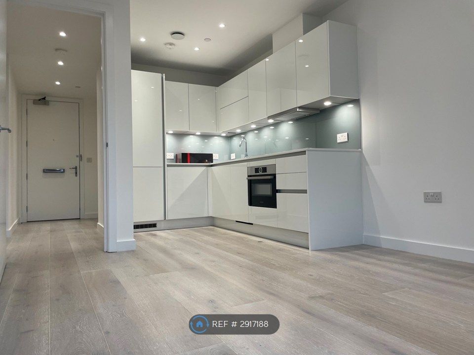 Property photo 1 of 11 Living Room / Kitchen