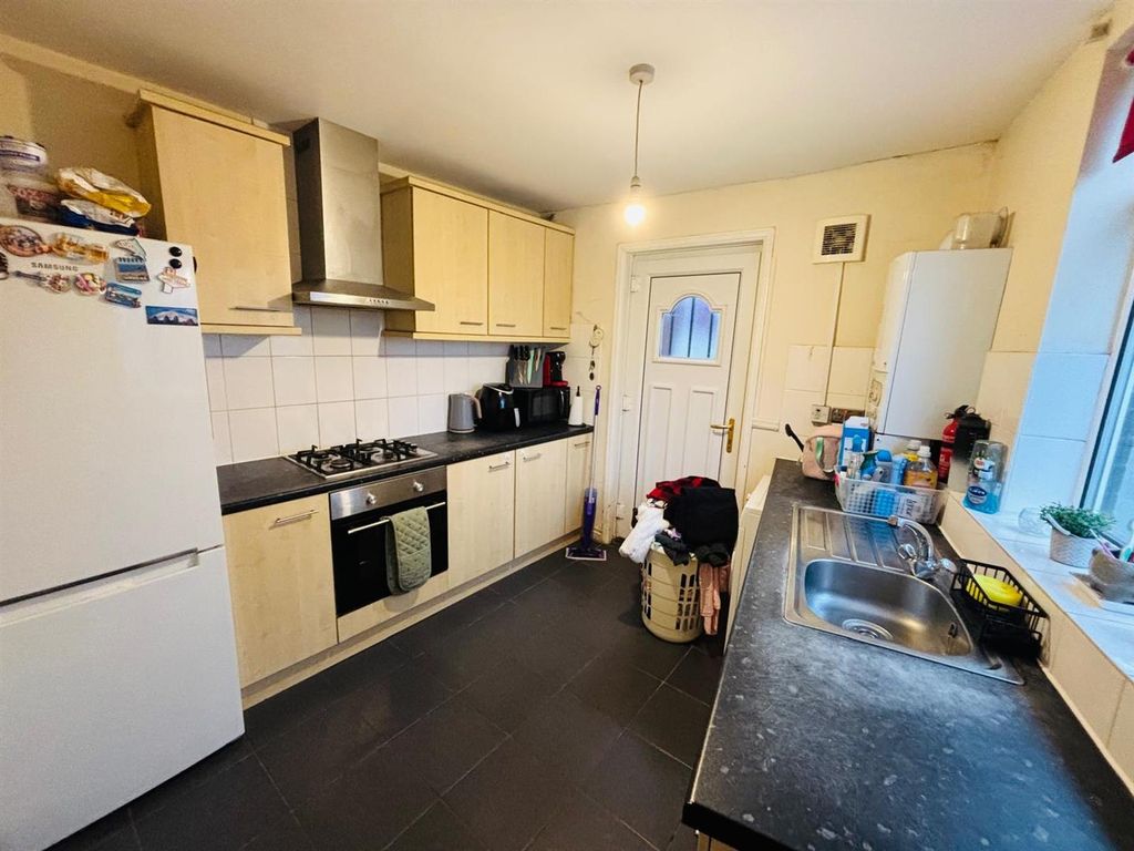 Property photo 3 of 10 Fitted Kitchen:
