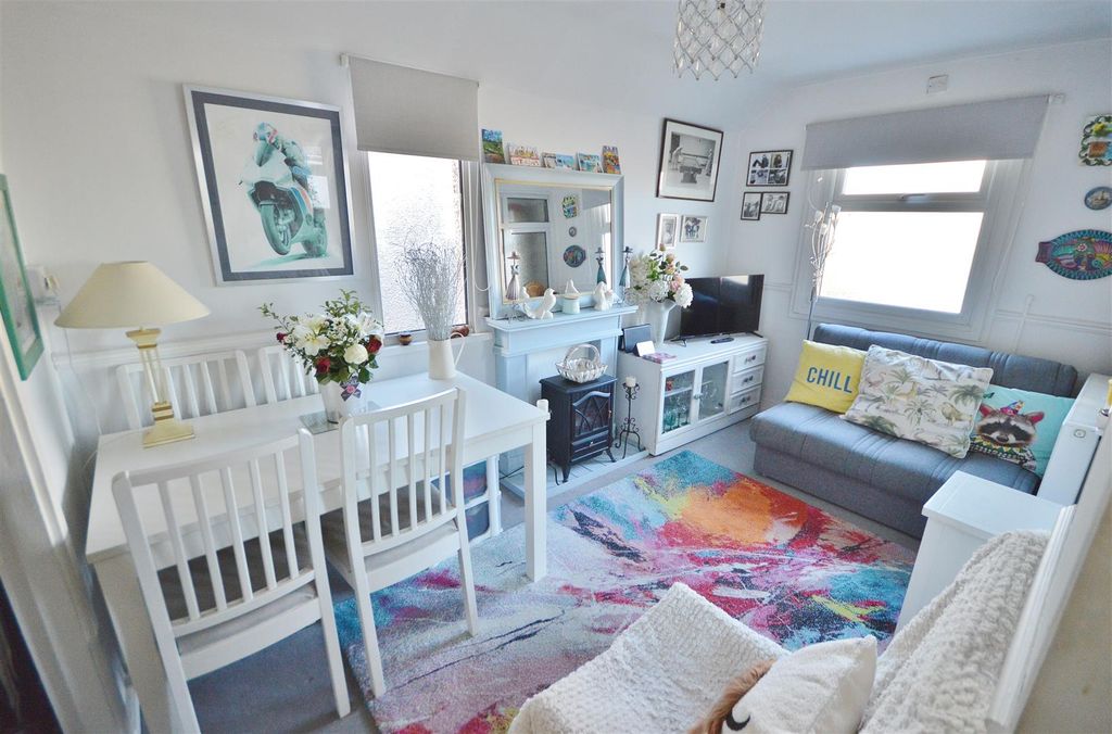 Property photo 2 of 10 Lounge