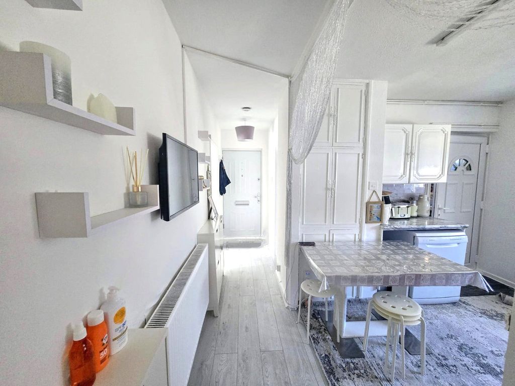 Property photo 3 of 10 Kitchen/Hallway