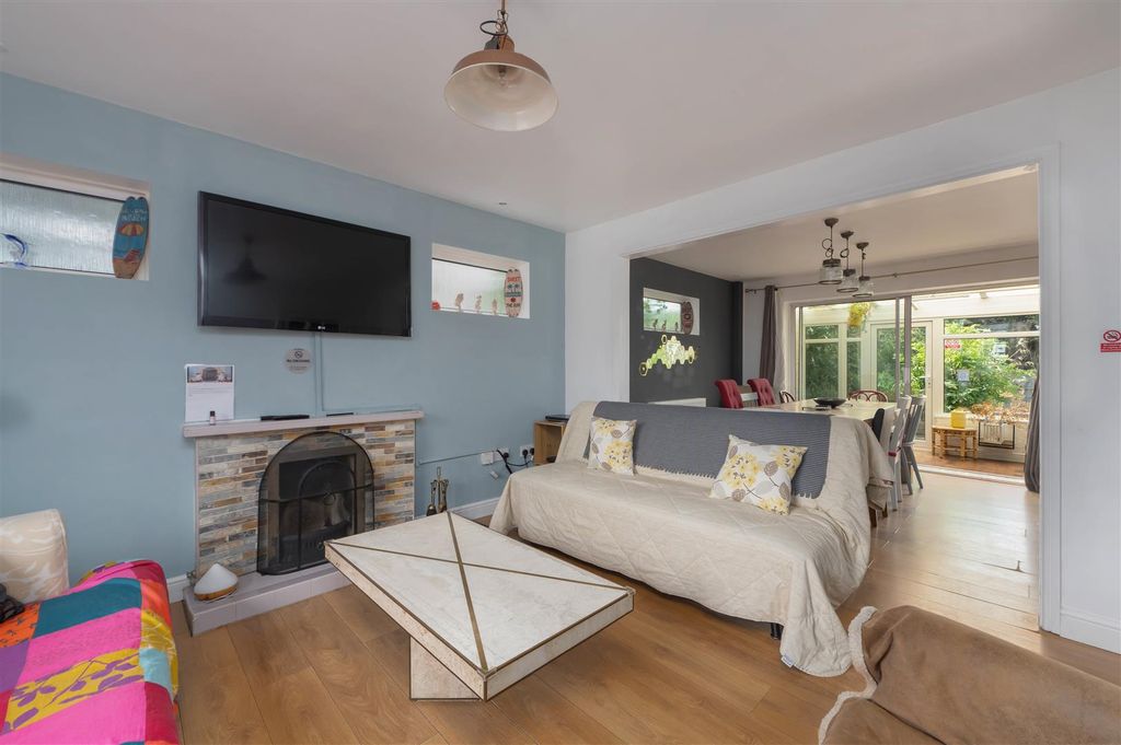 Property photo 2 of 17 Florence Avenue, Whitstable