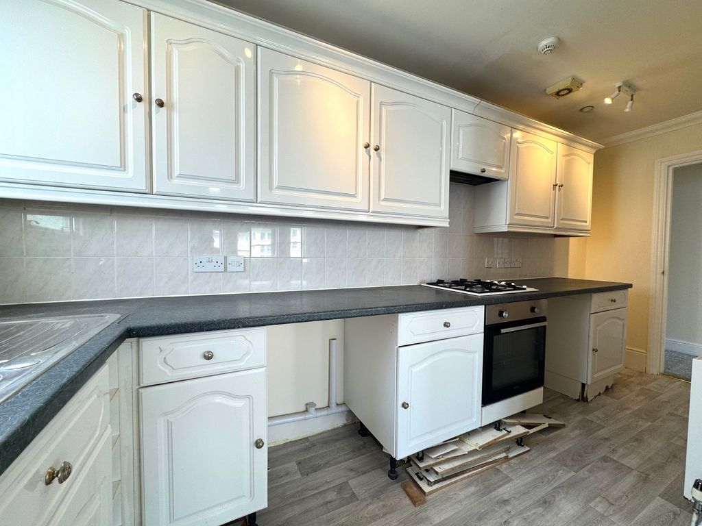 Property photo 3 of 9 Kitchen