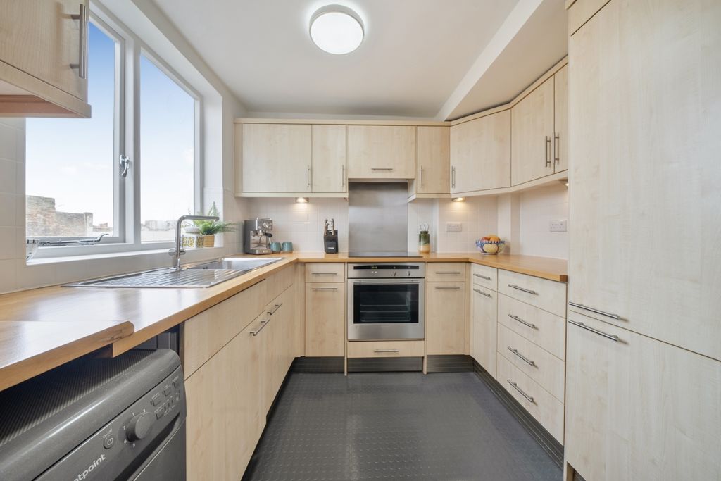Property photo 2 of 9 1416473-12-699470...