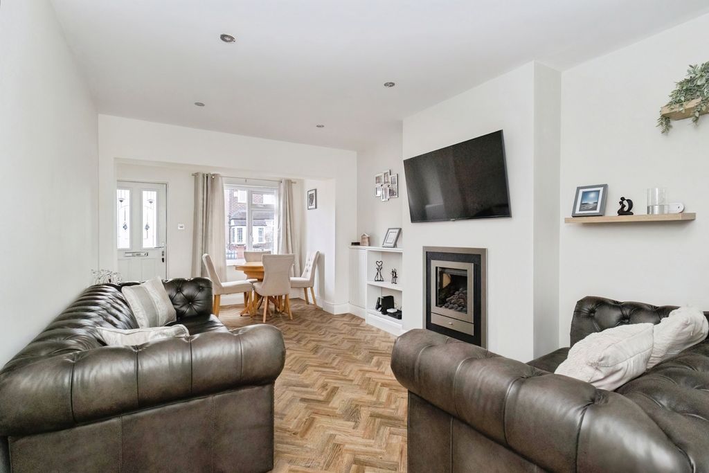 Property photo 2 of 20 Living Room