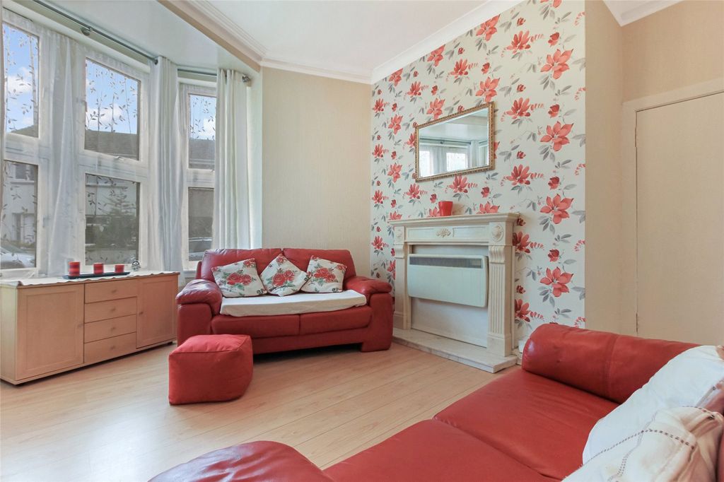 Property photo 2 of 12 Lounge