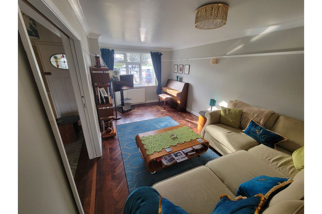 Property photo 2 of 32 Lounge