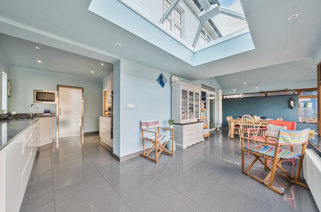 Property photo 2 of 23