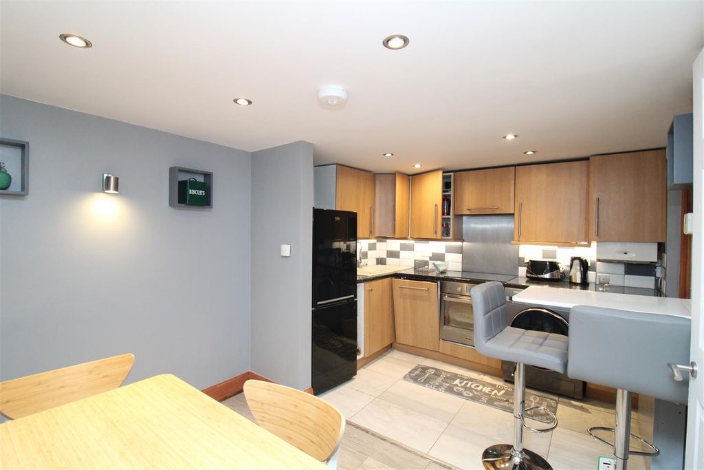 Property photo 3 of 7 Kitchen