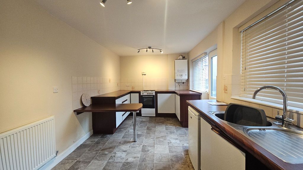 Property photo 3 of 10 Kitchen