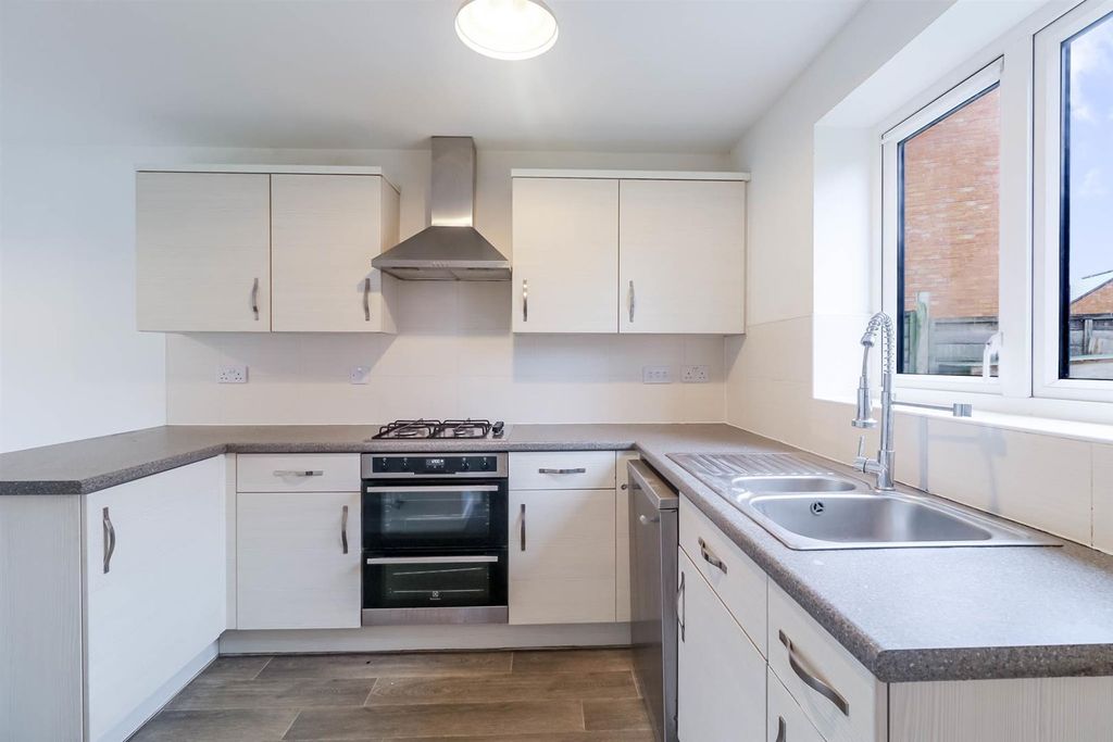 Property photo 2 of 24 3-Bed-House-Bishops-Cleeve6.Jpg