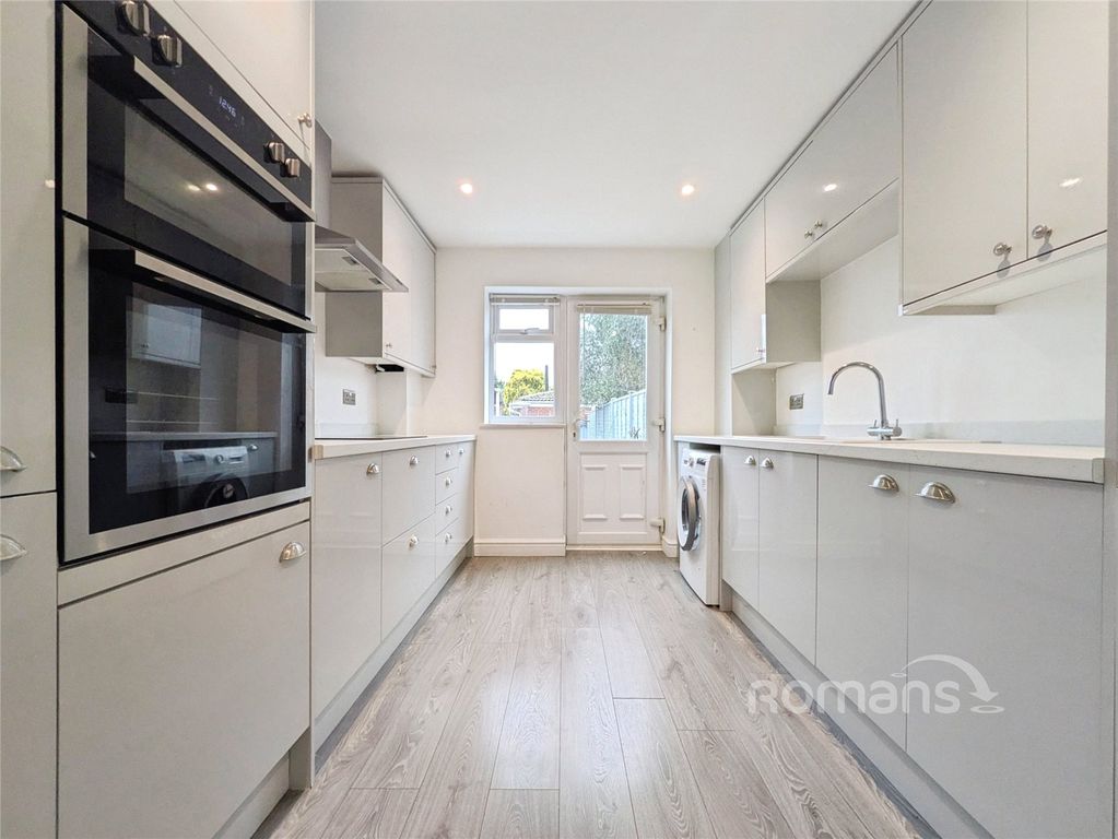 Property photo 3 of 10 Kitchen