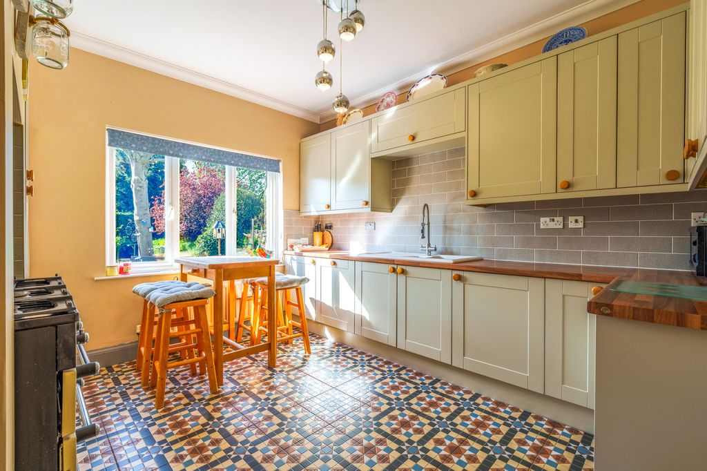 Property photo 3 of 28