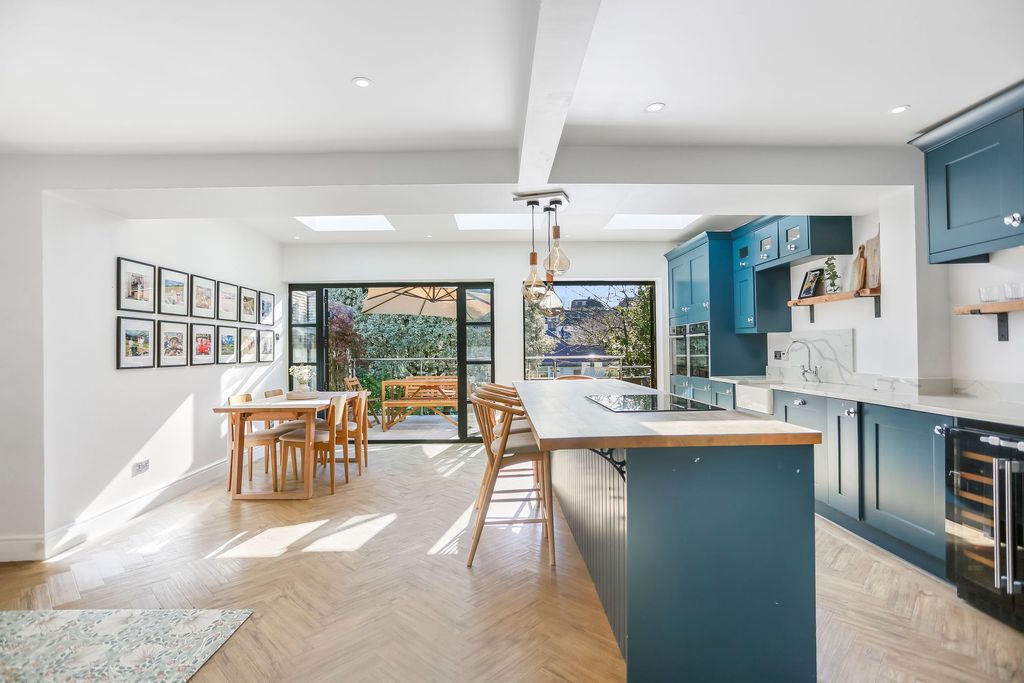 Property photo 2 of 28