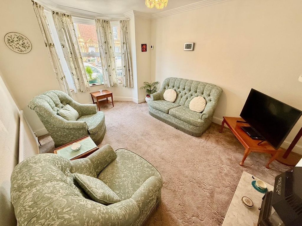 Property photo 3 of 21 Lounge