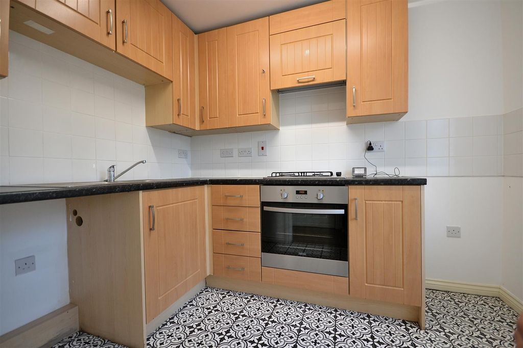 Property photo 3 of 12 Kitchen
