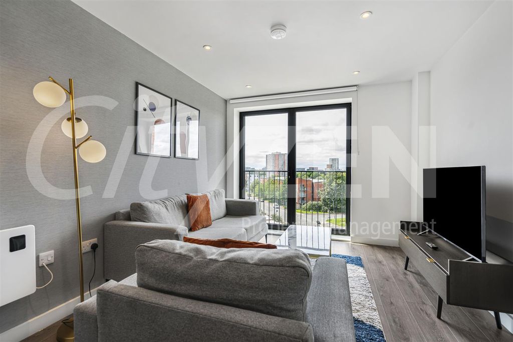 Property photo 3 of 11 Reception