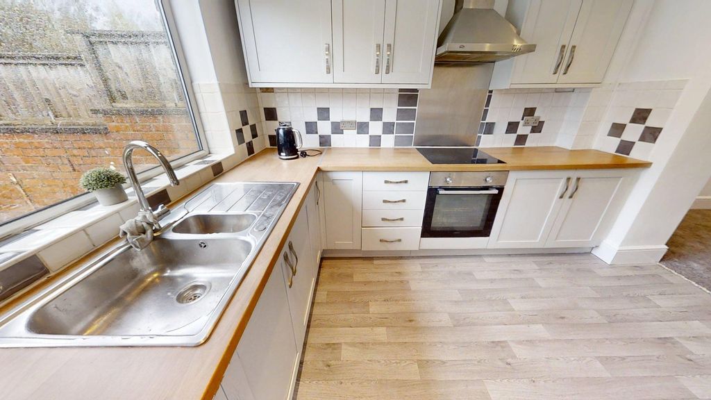 Property photo 3 of 16 Kitchen