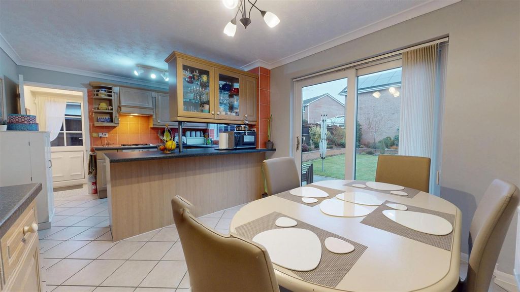 Property photo 3 of 16 Kitchen / Diner