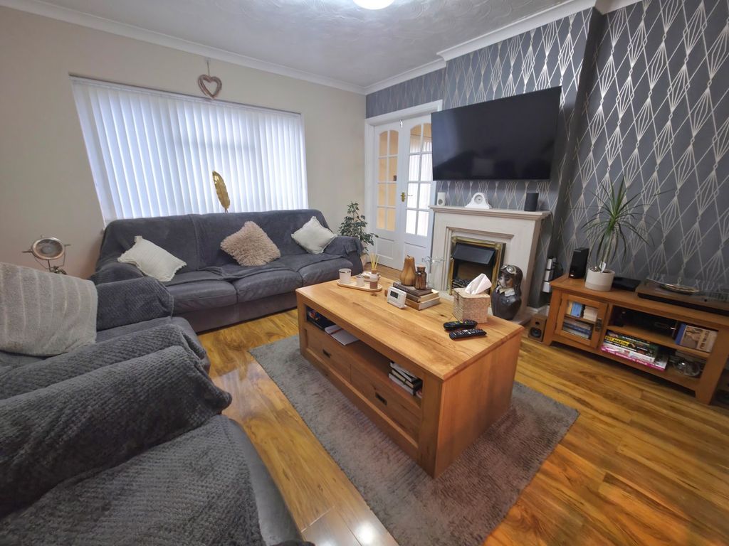 Property photo 2 of 17 Lounge