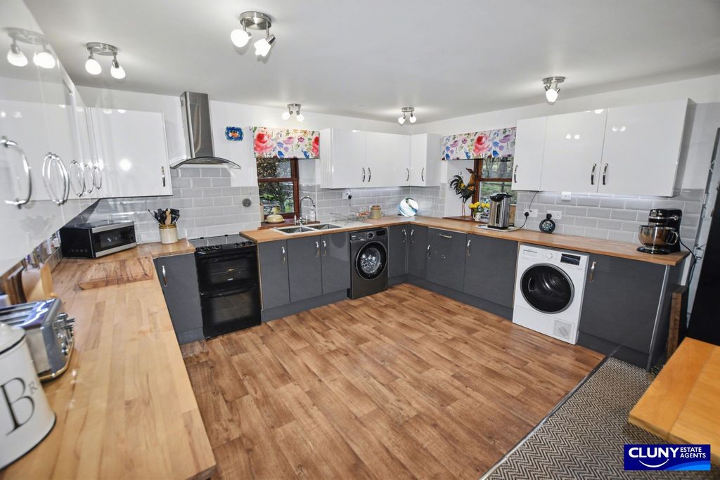 Property photo 3 of 32